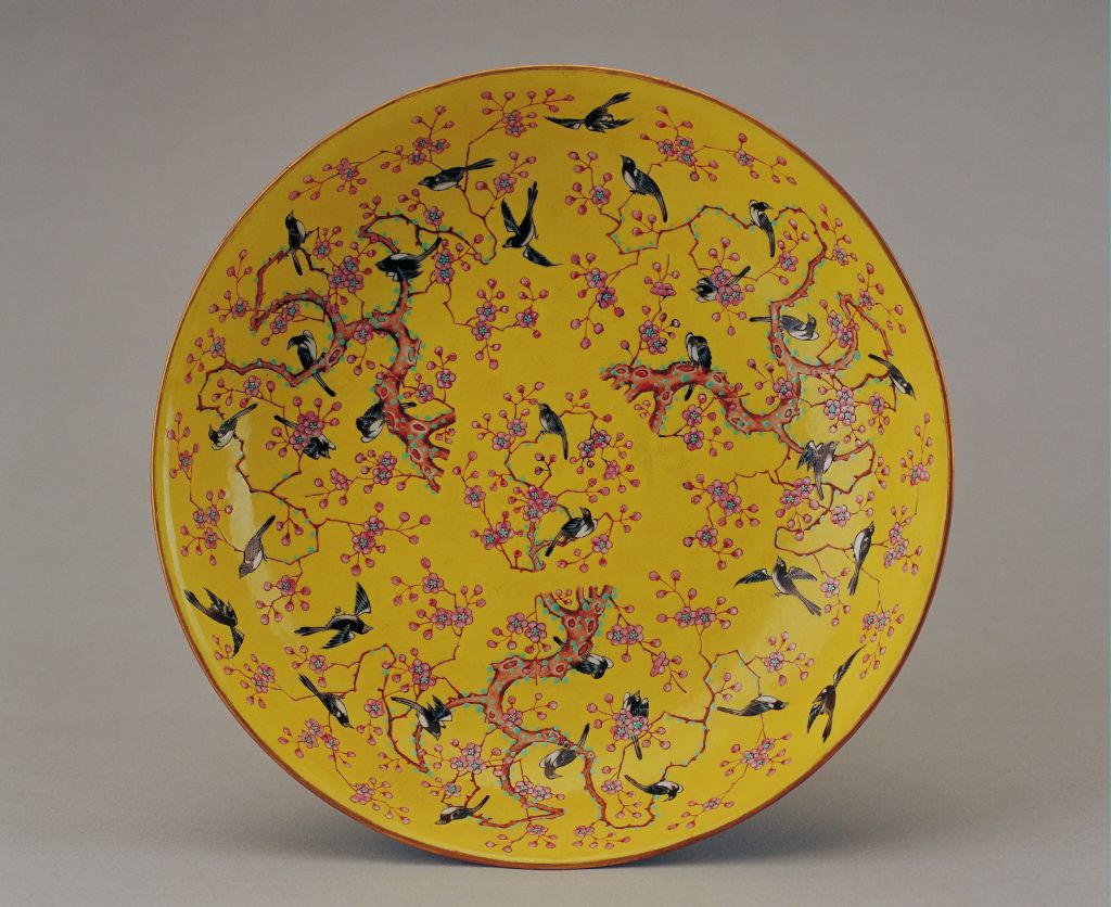 图片[2]-Yellow ground pink plum magpie pattern plate-China Archive